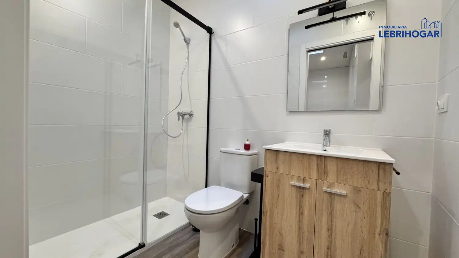 Baño de Apartamento de alquiler en Lebrija con Aire acondicionado, Calefacción y Parquet