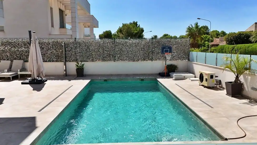 Piscina de Casa o xalet en venda en Orihuela amb Aire condicionat, Calefacció i Jardí privat