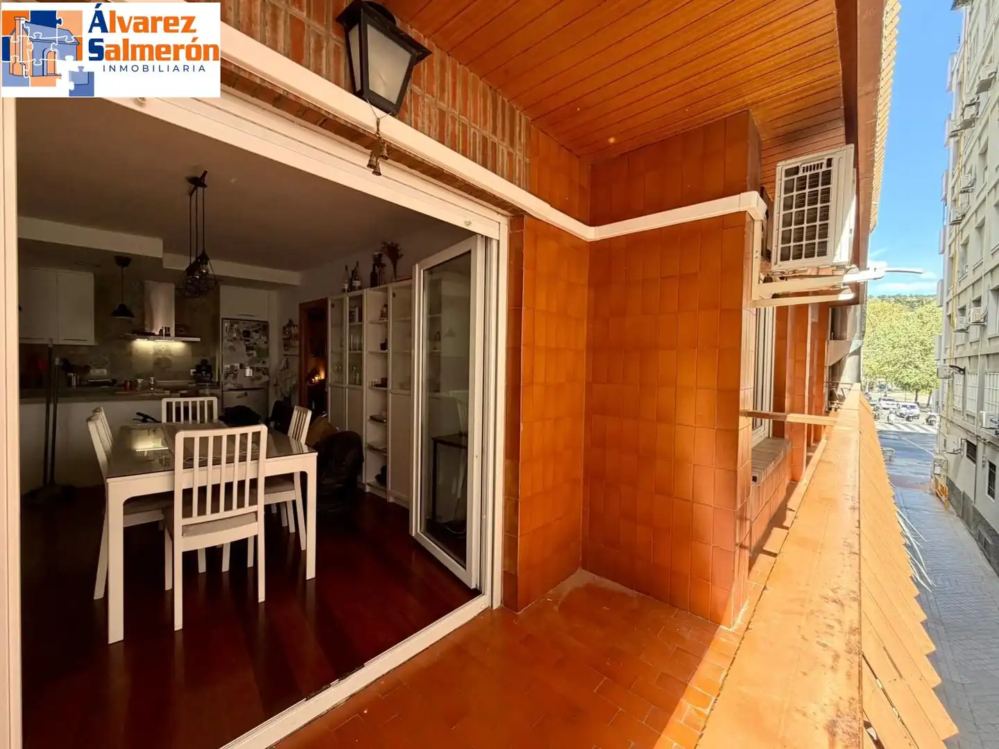 Vista exterior de Piso en venta en Granada con Aire acondicionado, Parquet y Balcón