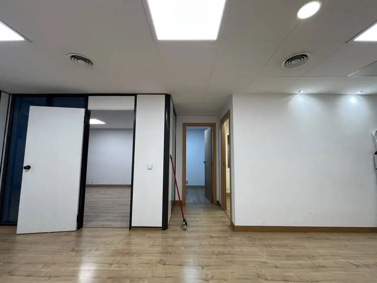 Büro zur Miete in Barcelona mit Klimaanlage, Heizung und Alarm