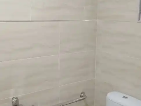 Baño de Oficina de alquiler en Huelva con Aire acondicionado, Calefacción y Terraza