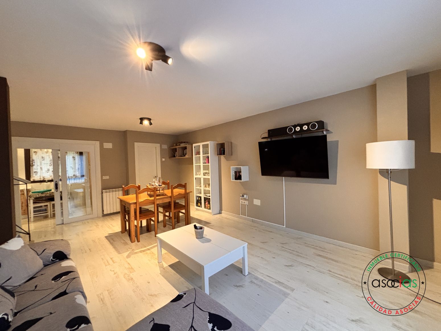 Sala d'estar de Casa adosada en venda en Mieres (Asturias) amb Calefacció, Terrassa i Traster