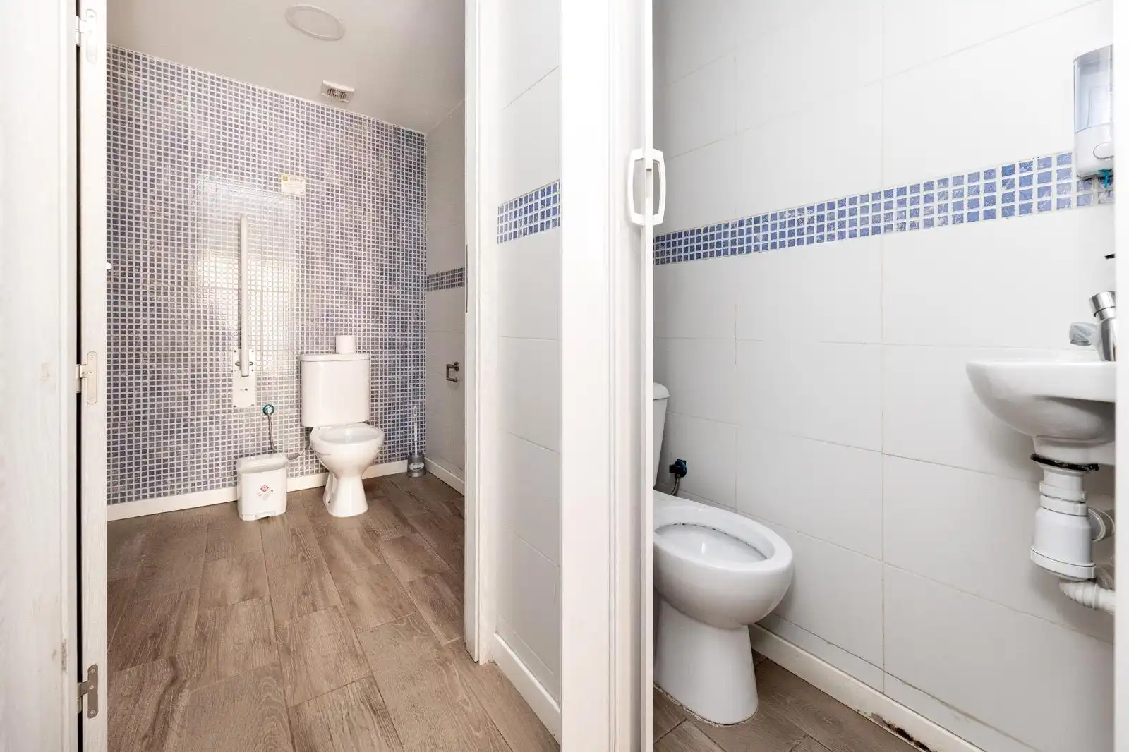 Baño de Local en venta en Granada con Aire acondicionado y Amueblado