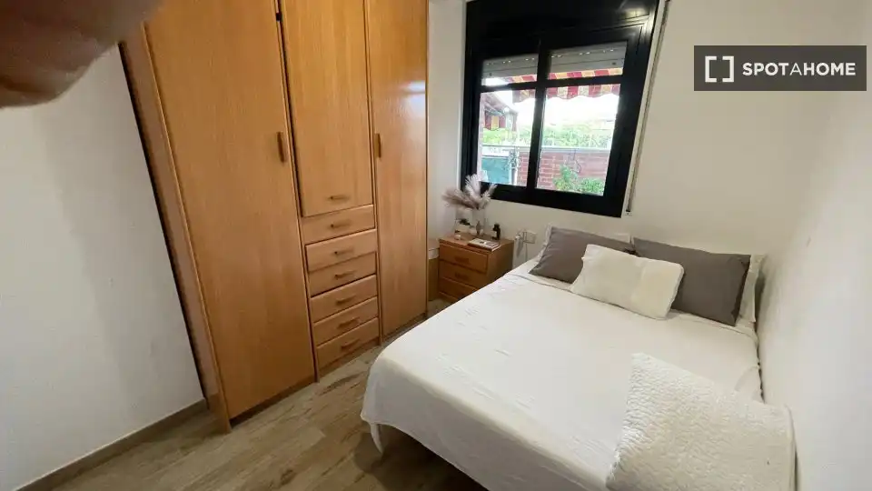 Dormitori de Pis per a compartir en Badalona amb Aire condicionat, Terrassa i Moblat