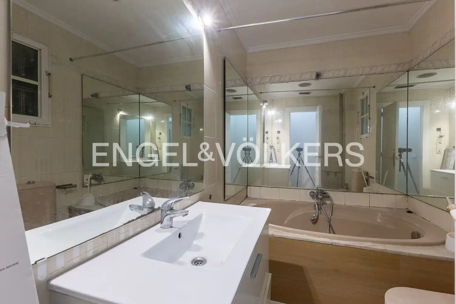 Badezimmer von Wohnung zur Miete in Valencia mit Klimaanlage, Heizung und Möbliert