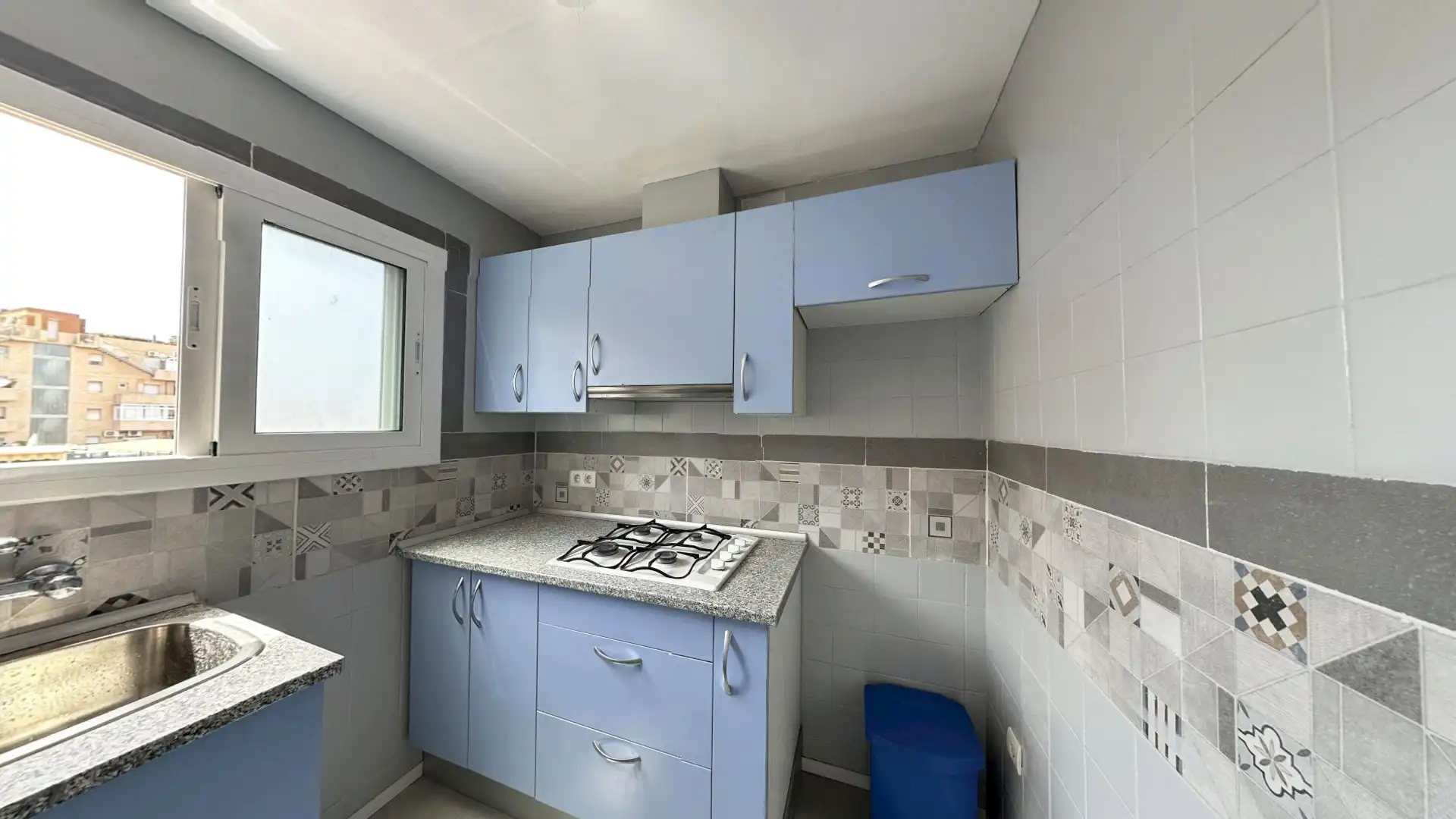 Cocina de Piso en venta en Cornellà de Llobregat con Amueblado, Horno y Balcón