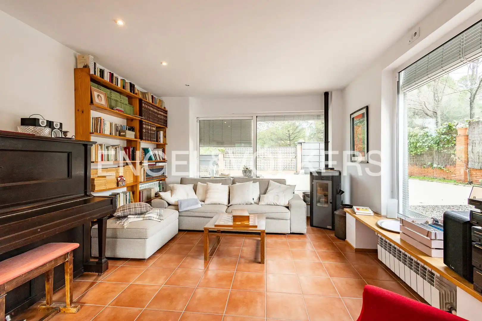 Sala d'estar de Casa o xalet en venda en Sant Cugat del Vallès amb Aire condicionat, Calefacció i Jardí privat