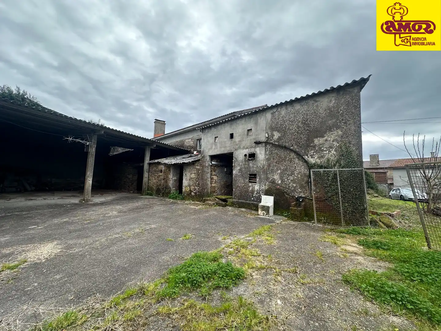 Vista exterior de Casa o xalet en venda en Santiago de Compostela  amb Jardí privat