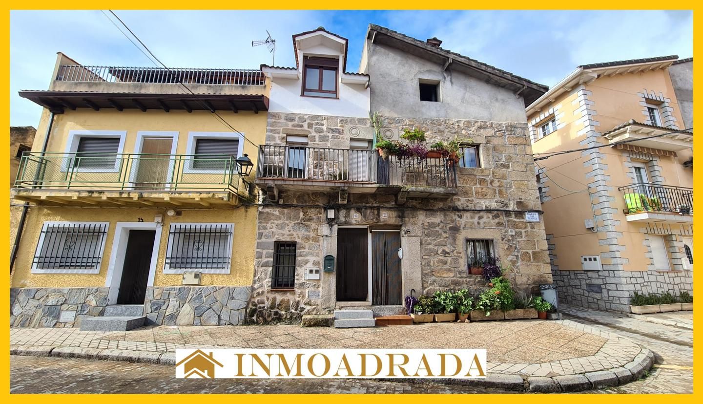 Vista exterior de Casa o xalet en venda en La Adrada  amb Calefacció, Terrassa i Balcó