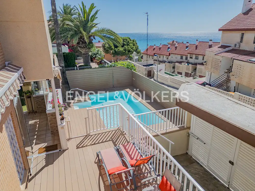 Vista exterior de Casa o xalet en venda en Alicante / Alacant amb Aire condicionat, Calefacció i Jardí privat