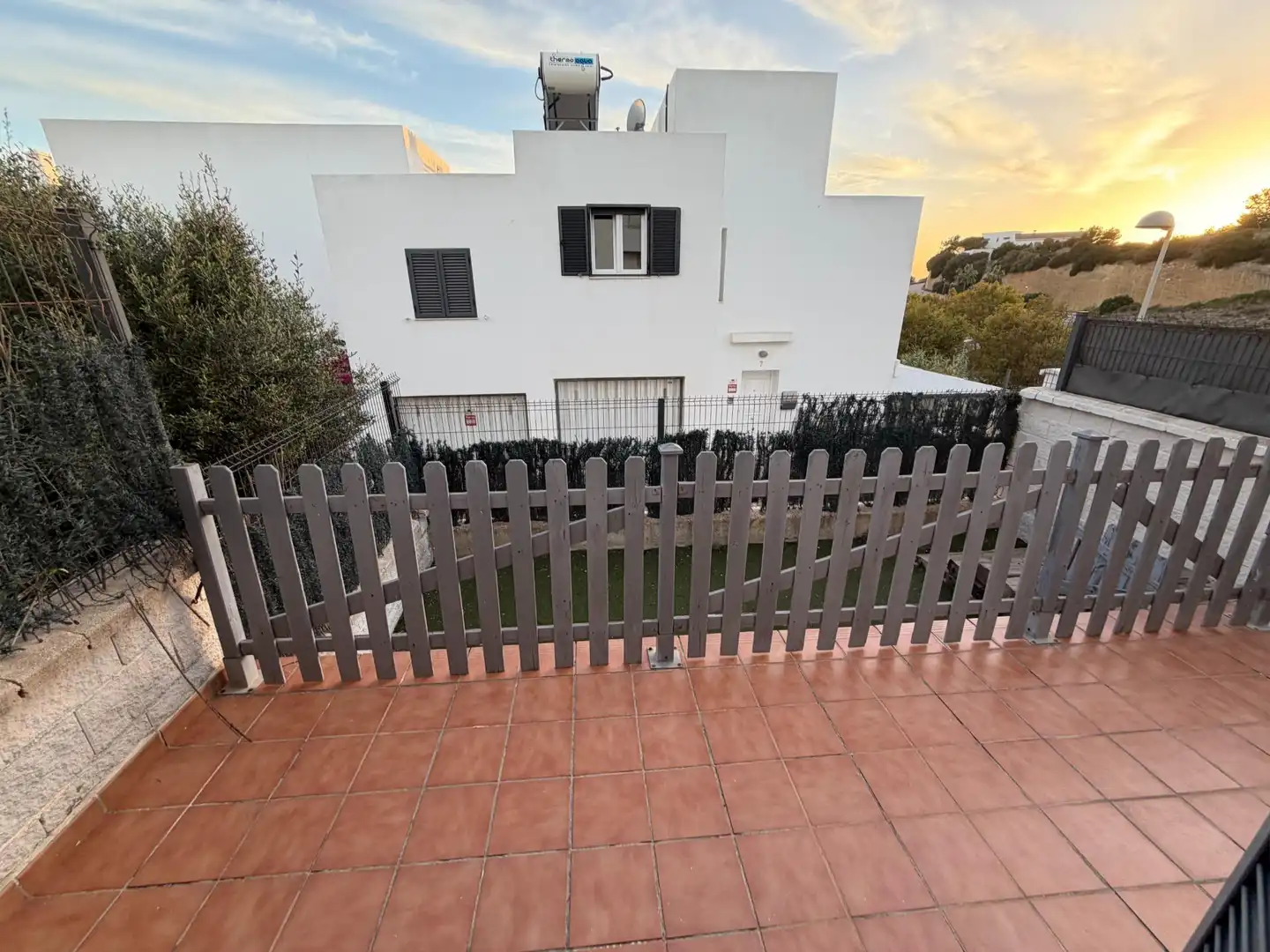 Vista exterior de Casa adosada en venda en Conil de la Frontera amb Terrassa, Traster i Piscina comunitària