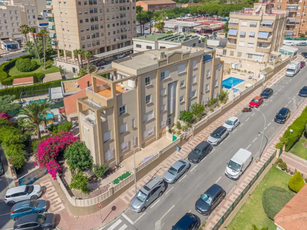 Vista exterior de Ático en venta en El Campello con Aire acondicionado, Terraza y Amueblado