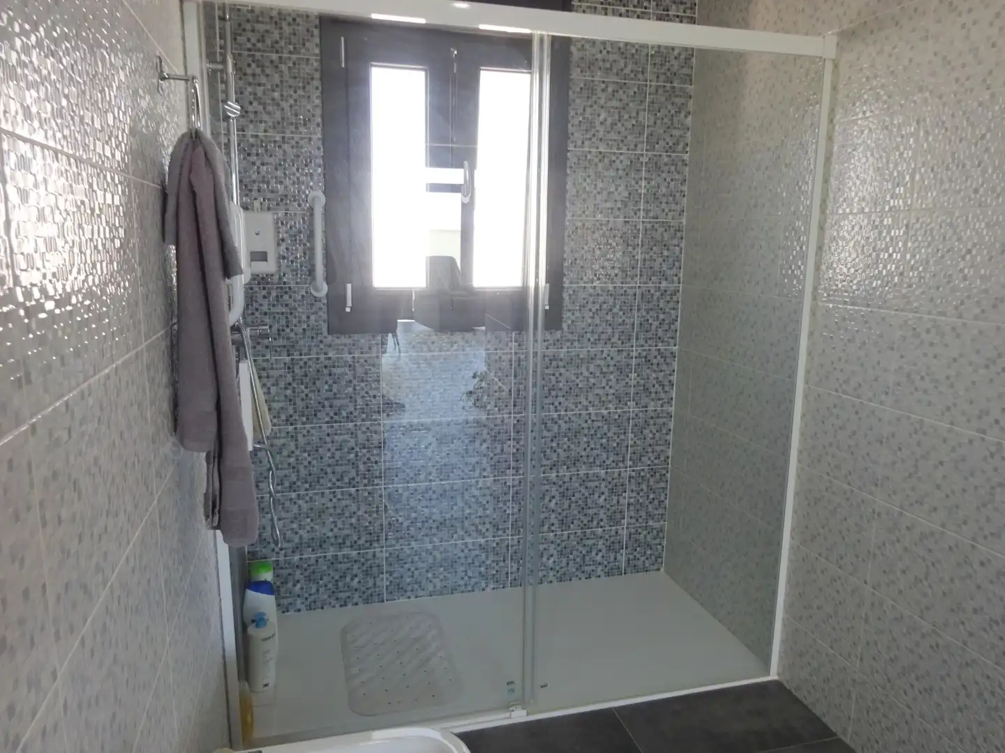 Bany de Casa o xalet en venda en Alhaurín de la Torre amb Aire condicionat, Calefacció i Jardí privat