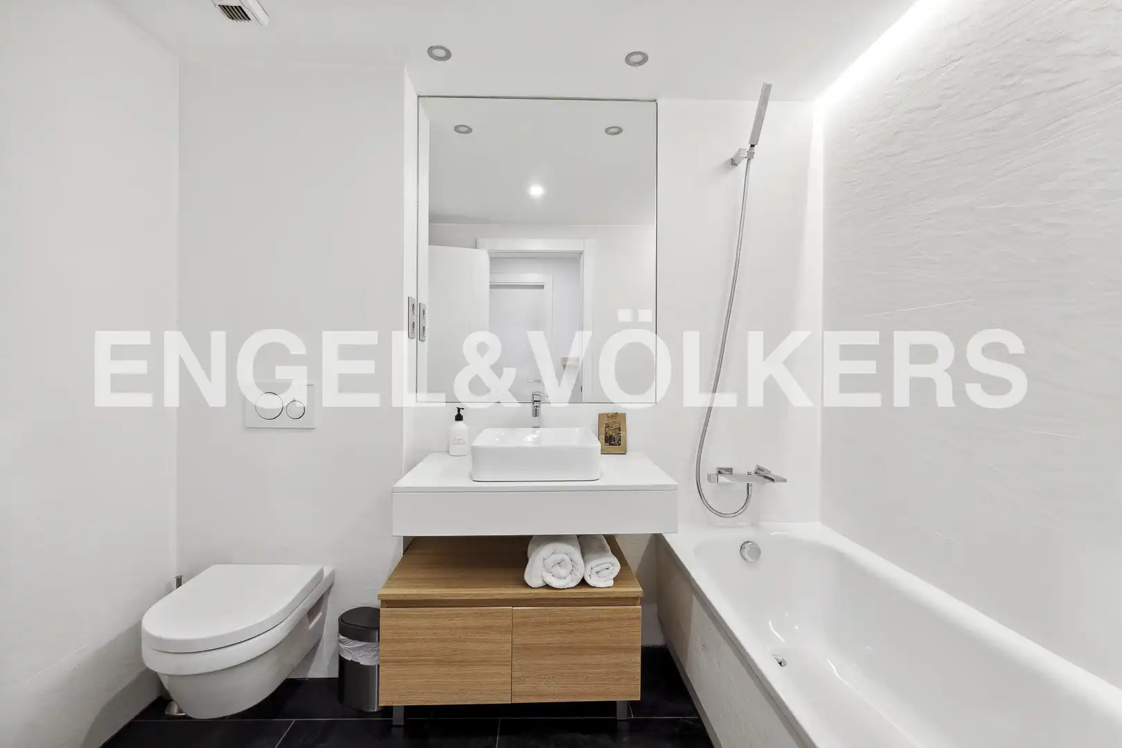Badezimmer von Wohnungen zur Miete in Madrid mit Klimaanlage, Heizung und Möbliert