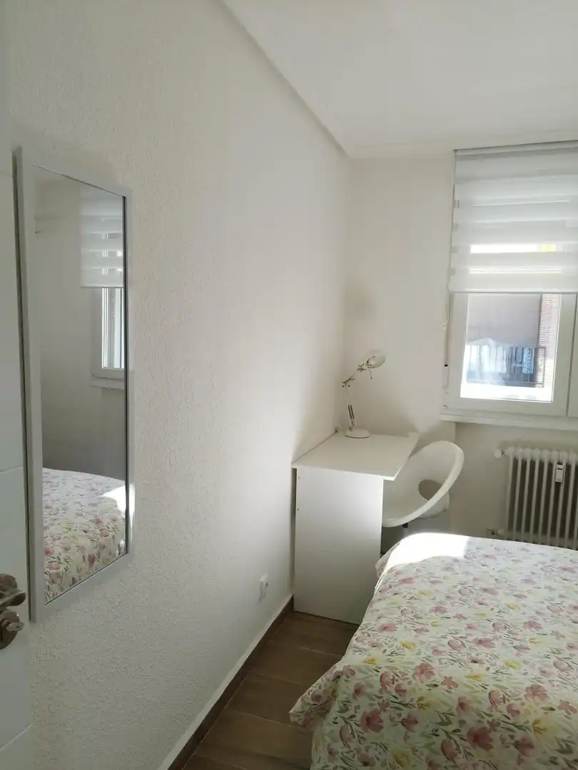 Room in Calle de las Milicias, 4, Santo Tomás