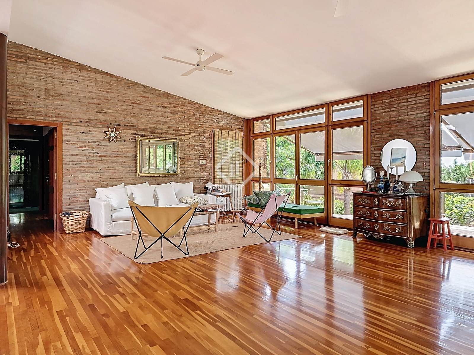 Sala d'estar de Casa o xalet en venda en Vilanova i la Geltrú amb Aire condicionat, Jardí privat i Terrassa