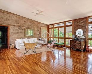 Living room of House or chalet for sale in Vilanova i la Geltrú  with Air Conditioner, Private garden and Terrace