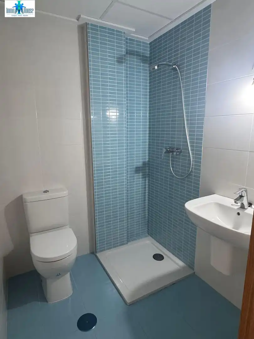 Bathroom of Flat for sale in Albacete  with Air Conditioner, Heating and Storage room