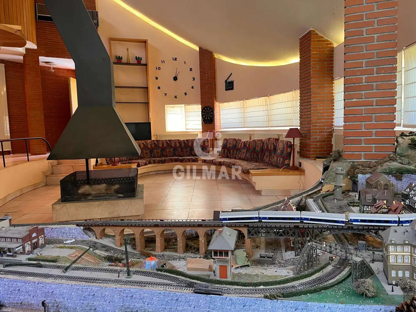 Sala d'estar de Casa o xalet en venda en Hoyo de Manzanares amb Calefacció, Jardí privat i Piscina