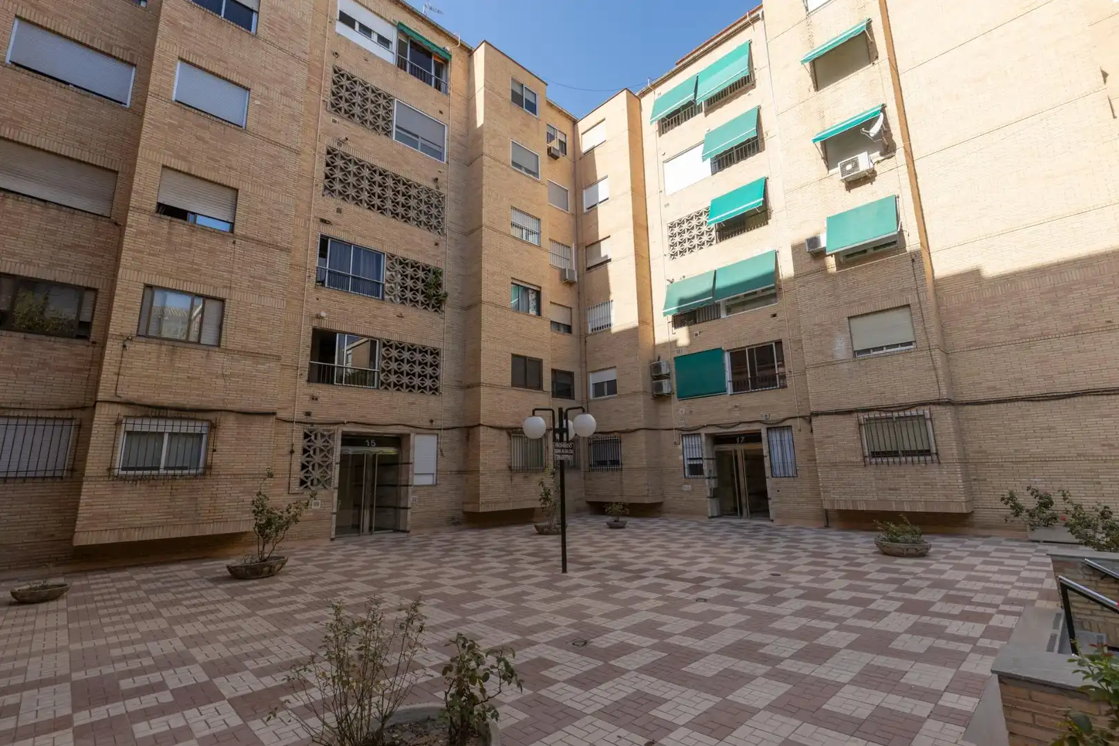Vista exterior de Pis en venda en Granada amb Aire condicionat, Calefacció i Terrassa