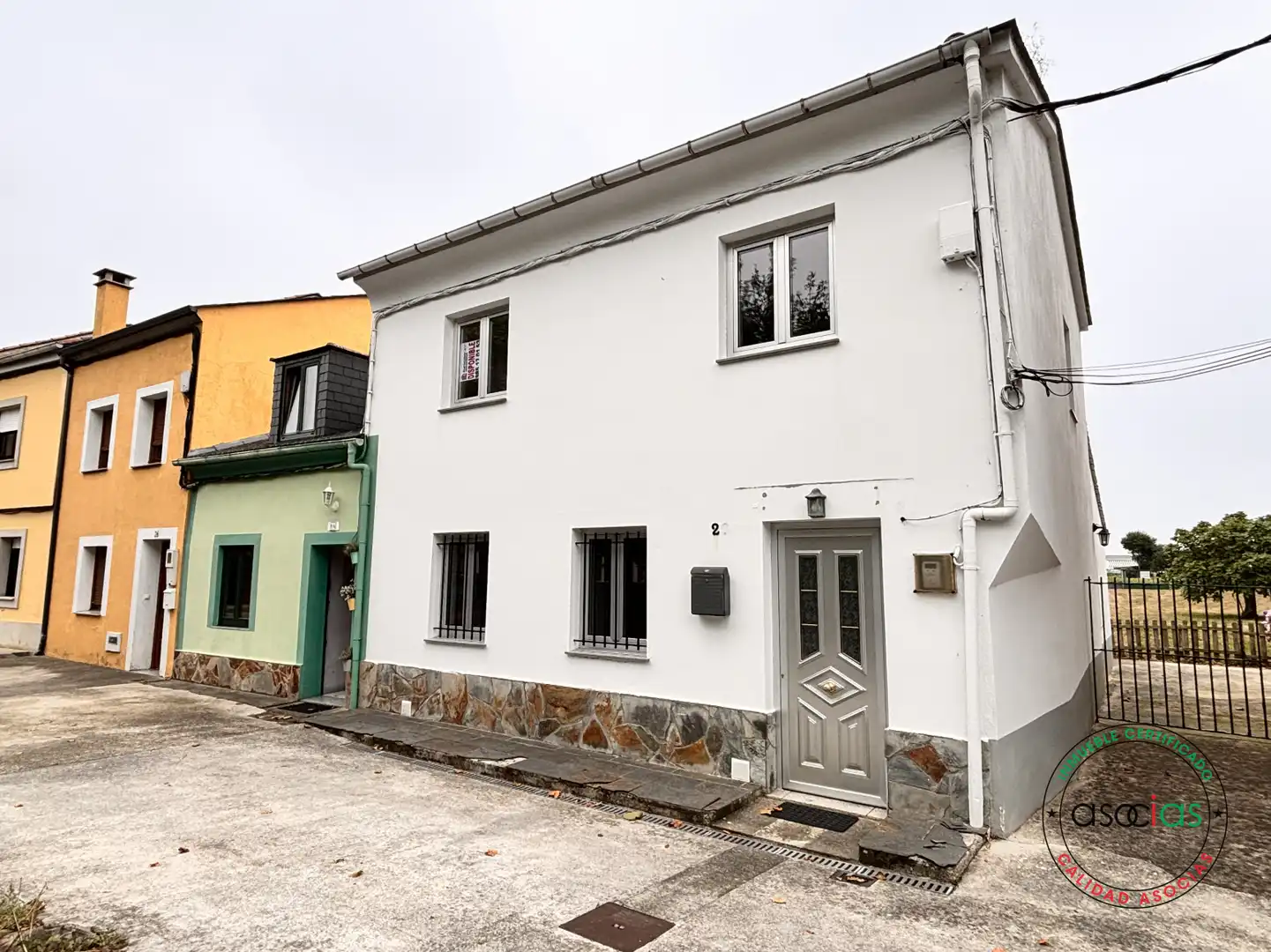 Außenansicht von Einfamilien-Reihenhaus zum Verkauf in Ribadeo mit Heizung und Abstellraum