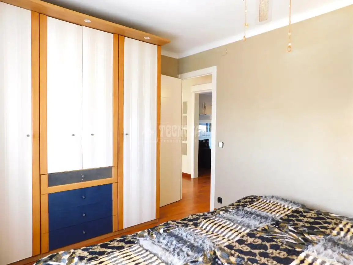 Schlafzimmer von Dachboden zum Verkauf in Vilanova i la Geltrú mit Parkett, Terrasse und Möbliert