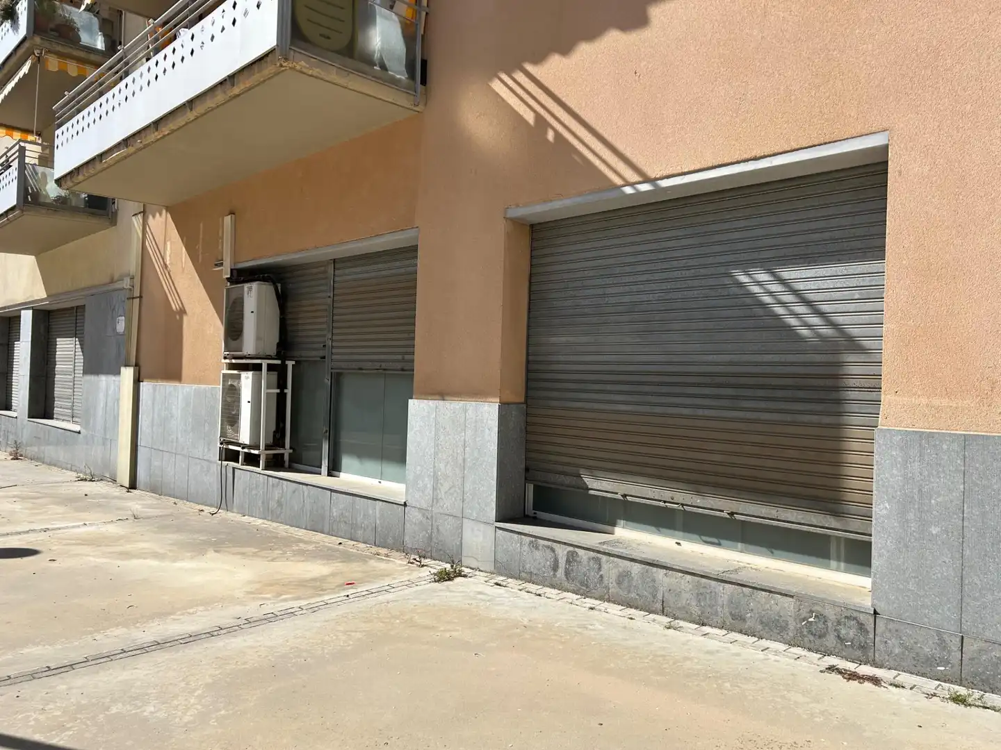 Vista exterior de Local de lloguer en Terrassa