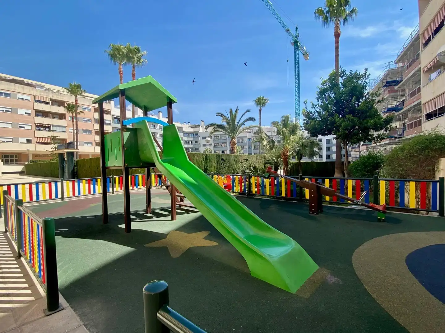 Vista exterior de Pis en venda en Mijas amb Jardí privat, Terrassa i Piscina comunitària