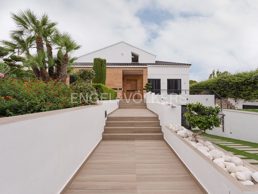 Vista exterior de Casa o xalet de lloguer en Bétera amb Aire condicionat, Calefacció i Jardí privat
