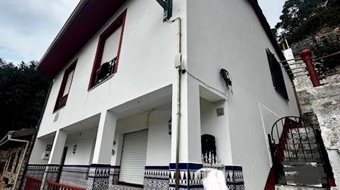 Foto 2 de Casa adosada en venda a Calle Cimadevilla, 18, Cudillero, Asturias