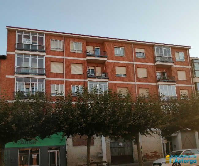 Vista exterior de Pis en venda en Astorga amb Calefacció, Terrassa i Traster