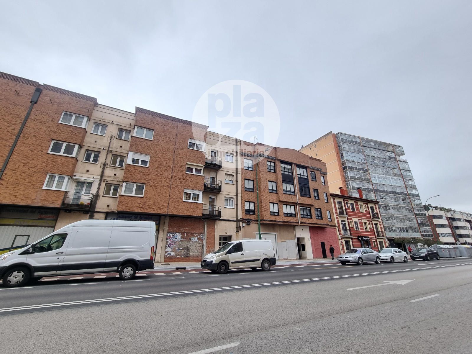 Vista exterior de Piso de alquiler en Burgos Capital con Calefacción, Terraza y Trastero