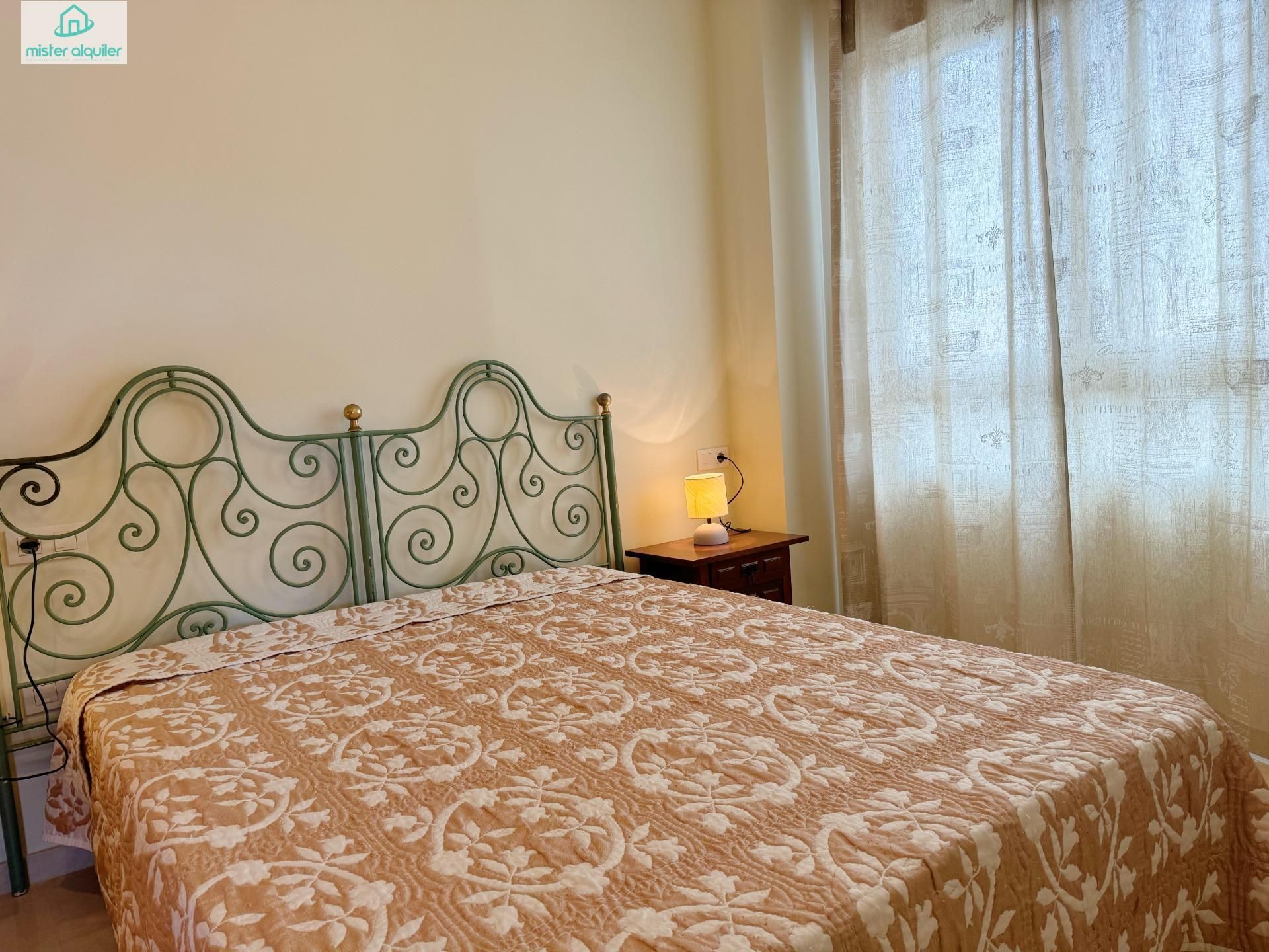 Dormitori de Apartament de lloguer en El Campello amb Aire condicionat, Calefacció i Jardí privat