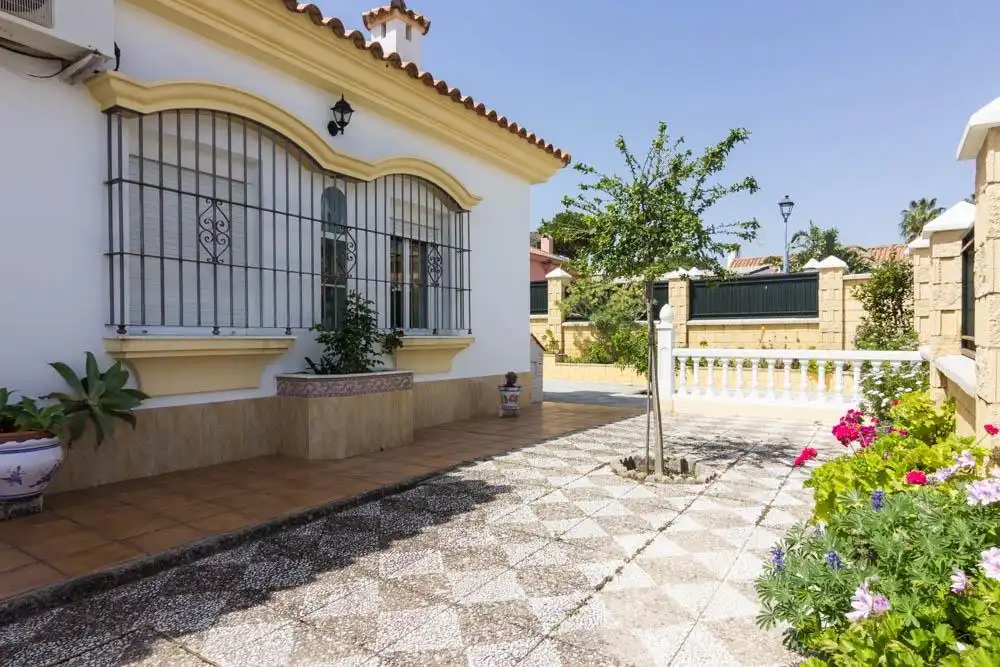 Vista exterior de Casa o xalet en venda en El Puerto de Santa María amb Jardí privat i Traster