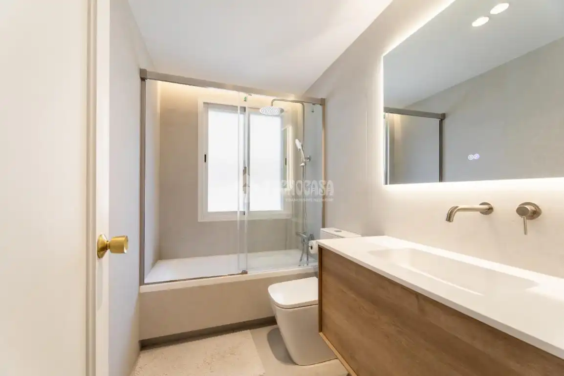 Bathroom of Flat for sale in Majadahonda  with Terrace