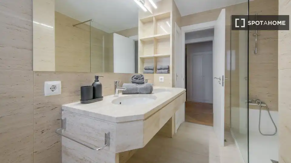 Bathroom of Flat for rent in Madrid  with Air Conditioner, Heating and Furnished
