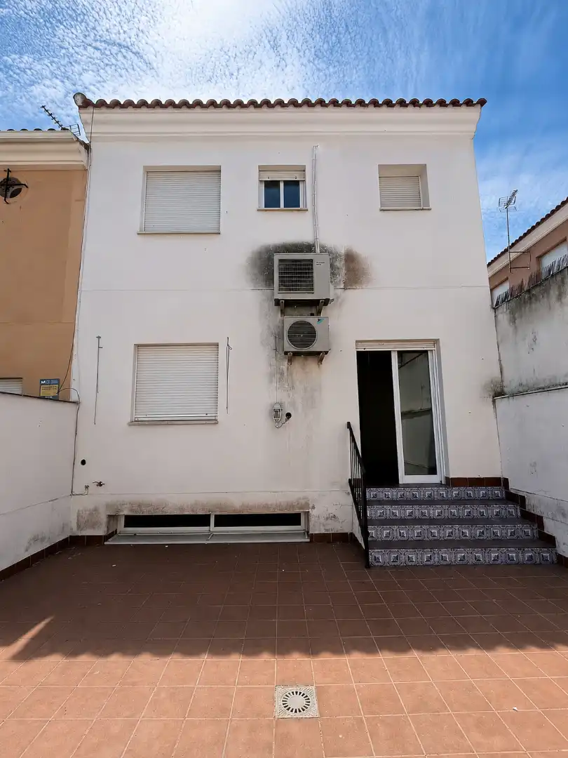 Vista exterior de Casa adosada en venta en La Carlota con Aire acondicionado, Calefacción y Horno