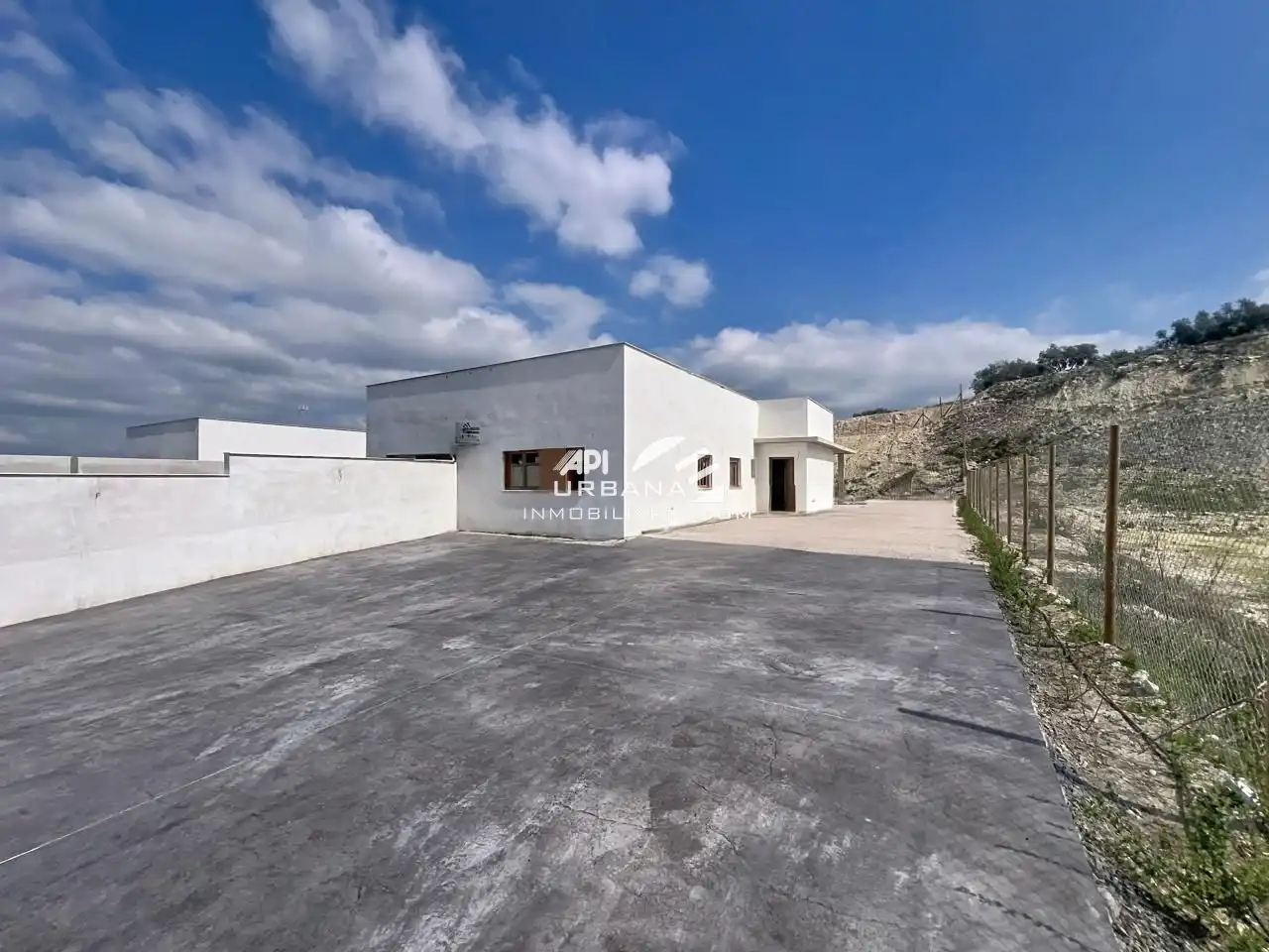 Vista exterior de Oficina en venta en Lucena