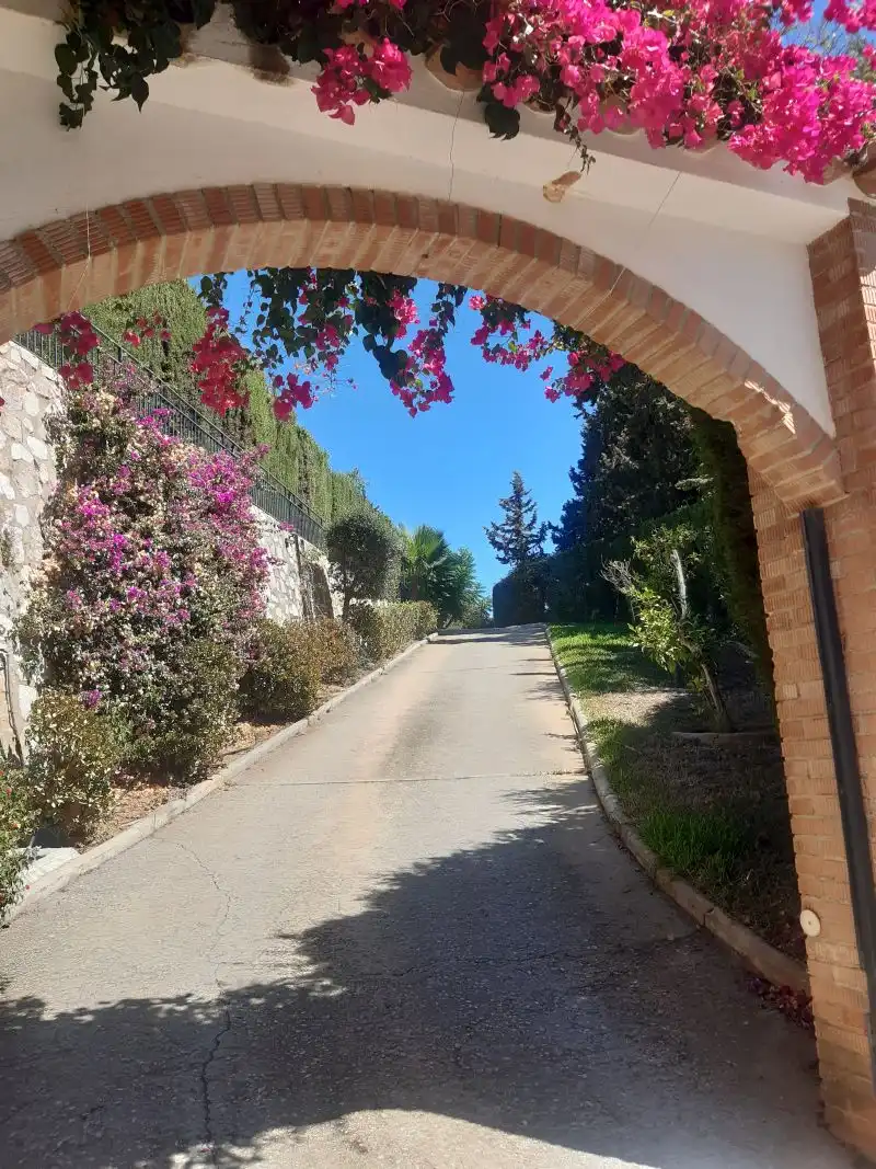 Vista exterior de Casa o xalet en venda en Mijas amb Aire condicionat, Jardí privat i Terrassa