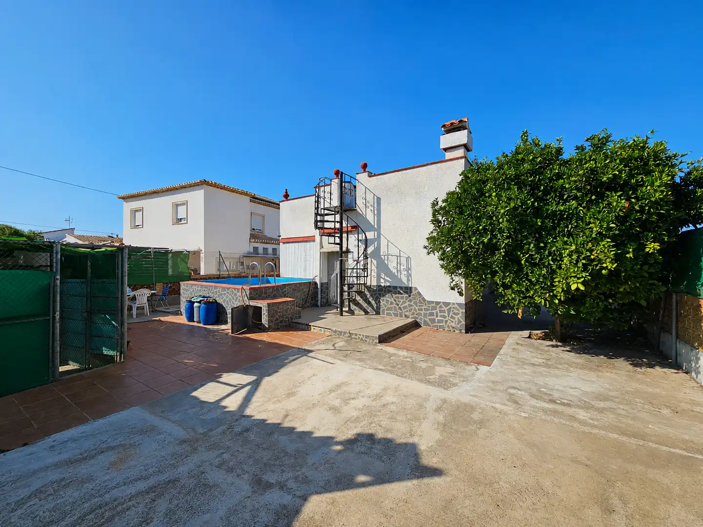 Vista exterior de Casa o xalet en venda en Oliva amb Jardí privat, Piscina i Moblat