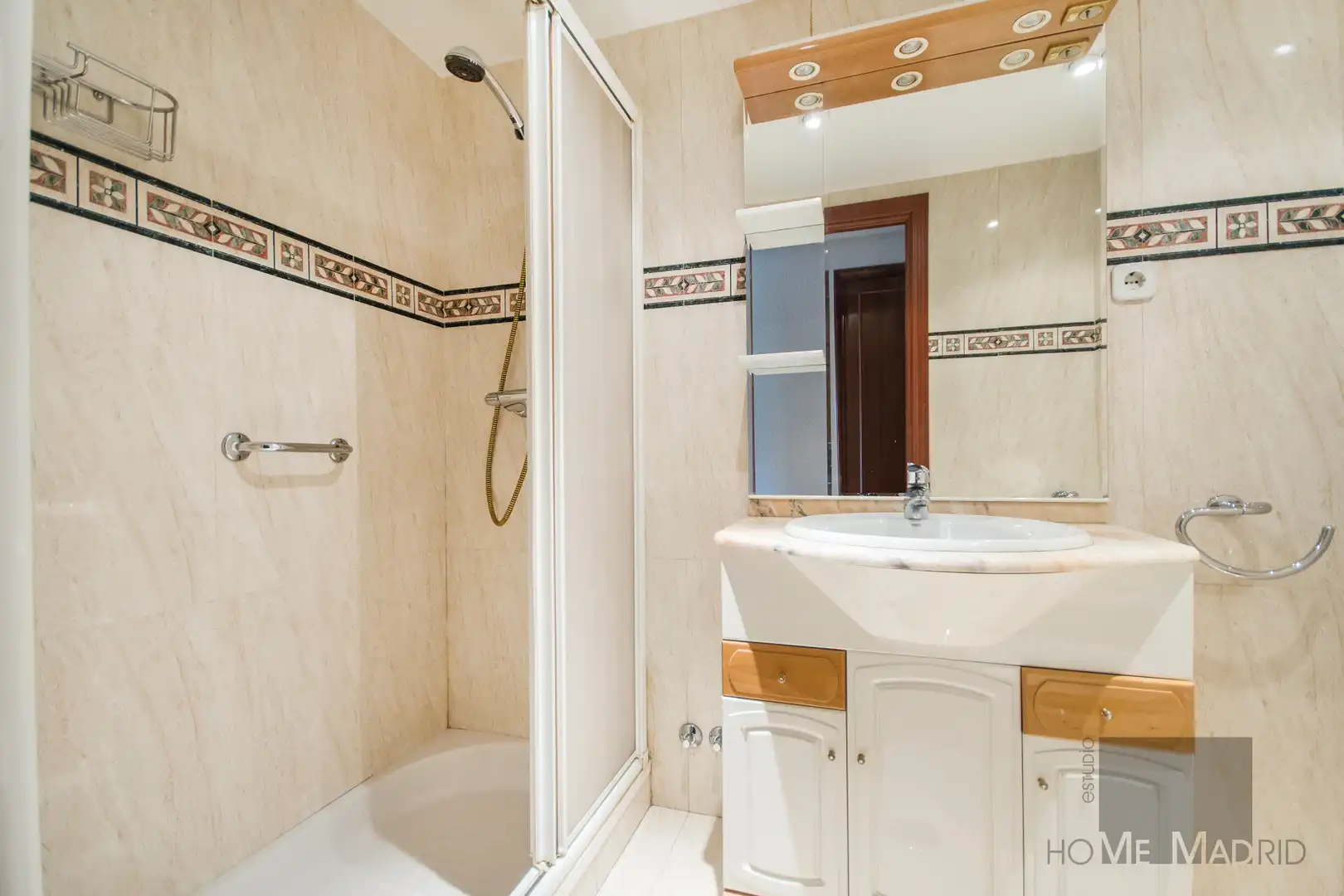 Bathroom of Flat for sale in Madrid  with Air Conditioner, Heating and Parquet flooring
