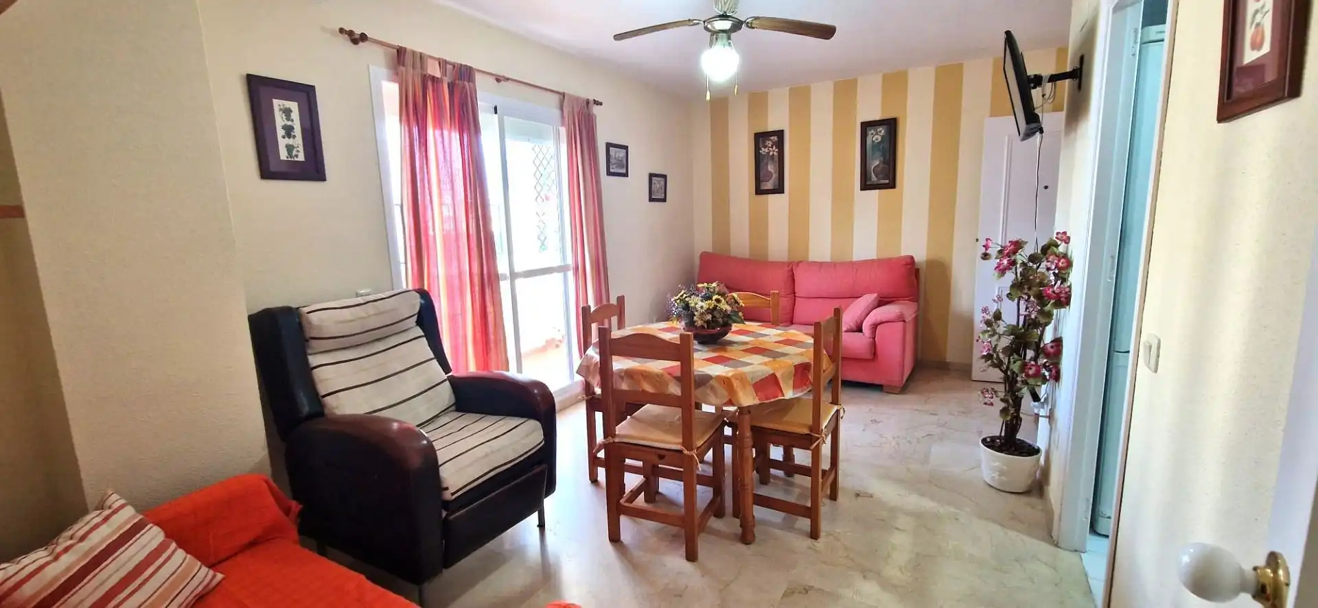 Menjador de Apartament de lloguer en El Portil amb Piscina comunitària