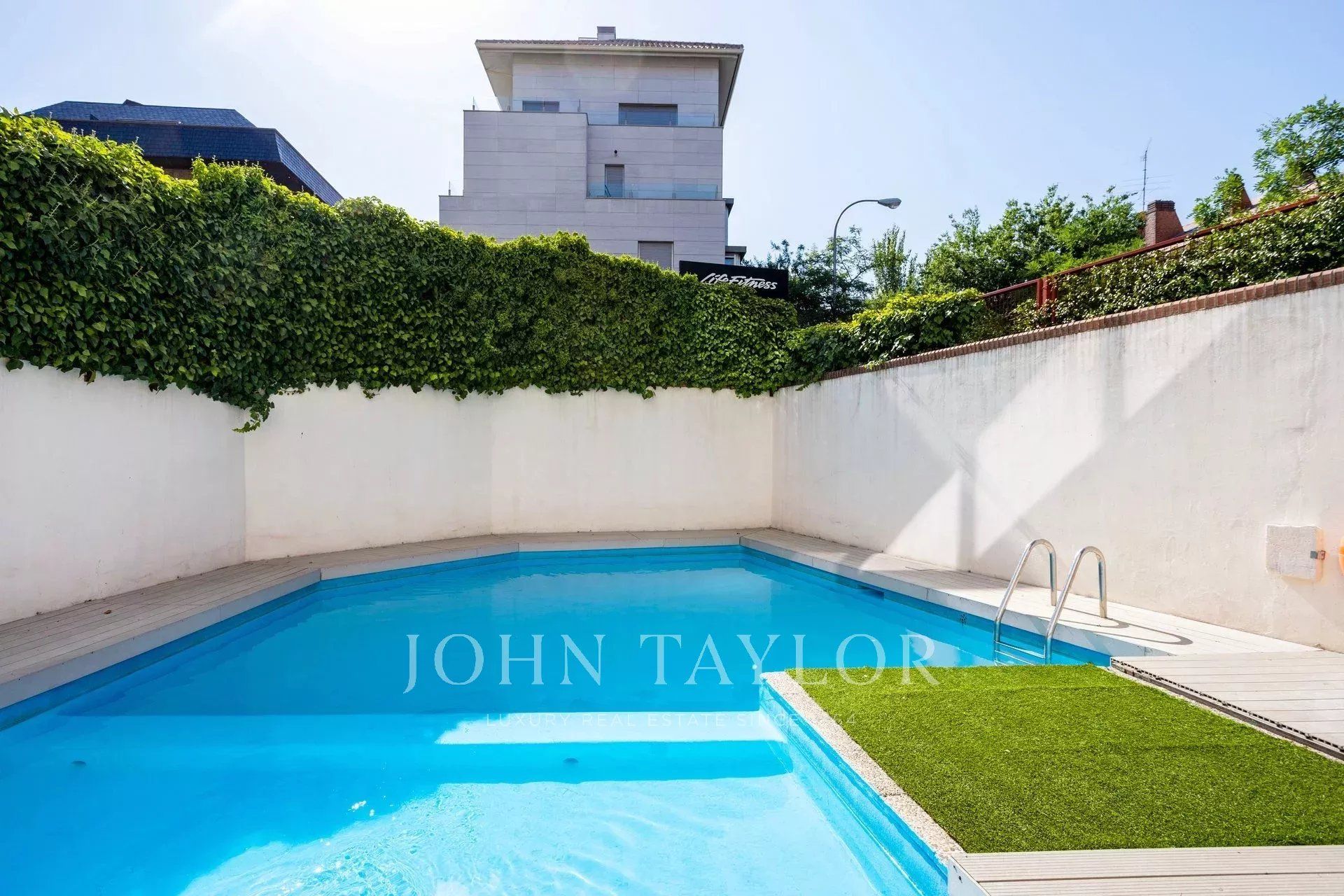 Piscina de Pis en venda en  Madrid Capital amb Aire condicionat, Calefacció i Terrassa