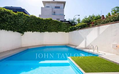 Swimming pool of Flat for sale in  Madrid Capital  with Air Conditioner, Heating and Terrace