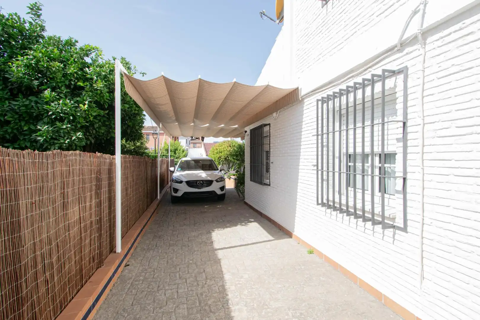 Vista exterior de Casa o xalet en venda en Gines amb Aire condicionat, Calefacció i Jardí privat
