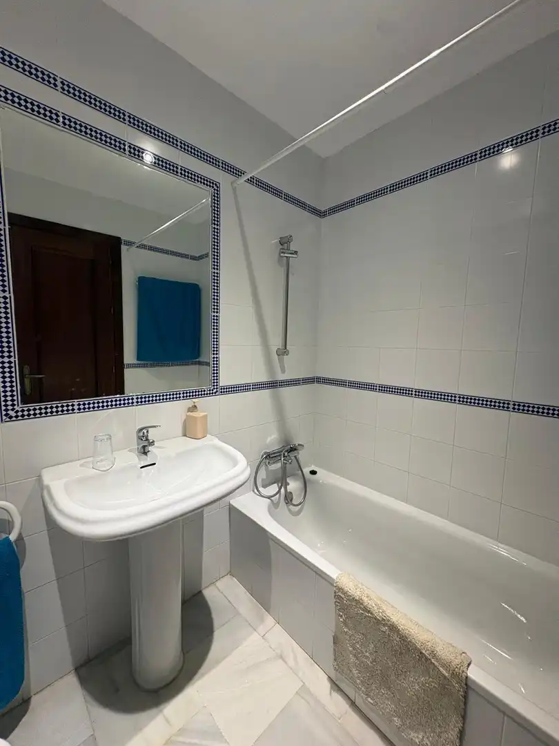Bathroom of Apartments for rent in Chiclana de la Frontera  with Furnished and Community pool
