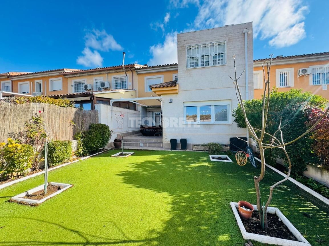 Exterior view of Single-family semi-detached for sale in  Toledo Capital  with Air Conditioner, Heating and Private garden