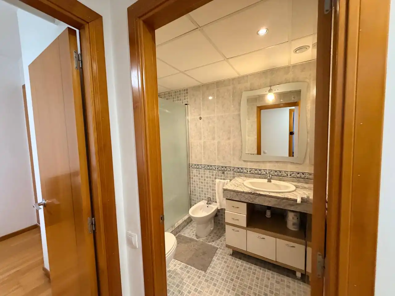 Baño de Piso de alquiler en Gandia con Amueblado, TV y Balcón