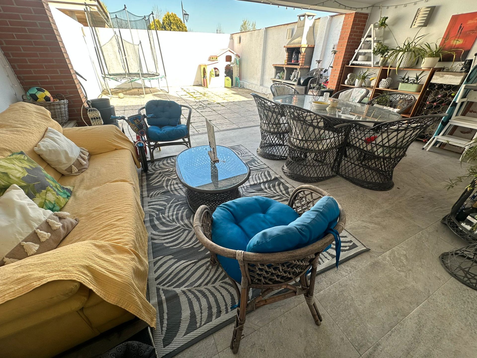 Terrasse von Einfamilien-Reihenhaus zum Verkauf in Parla mit Klimaanlage, Heizung und Privatgarten