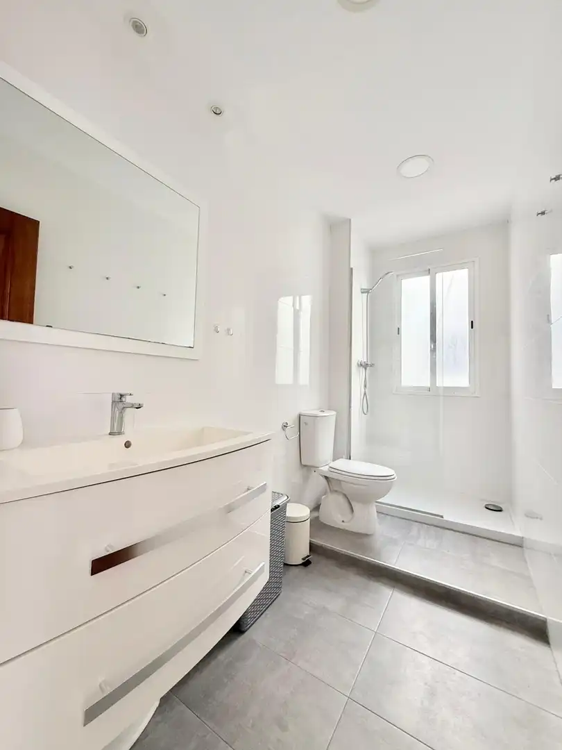 Badezimmer von Wohnung zur Miete in Valencia mit Klimaanlage, Parkett und Terrasse